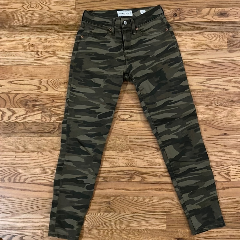 Ladies LUCKY BRAND camouflaged jeans in size 0/25.